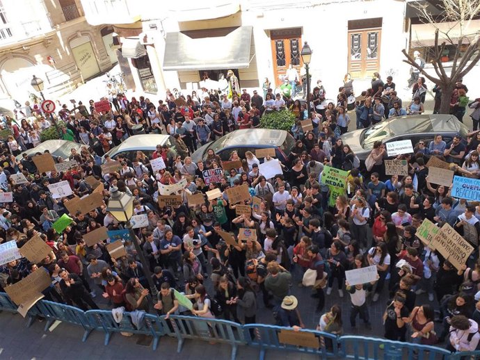 La manifestación de estudiantes por el clima, frente a la Delegación del Gobierno en marzo de 2019