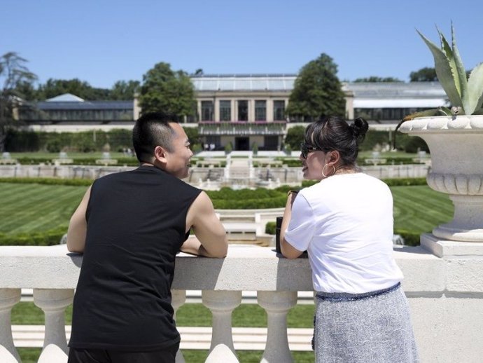 Un turista chino y su madre se divierten en los jardines de Longwood en el condado de Chester en Pensilvania (Estados Unidos). 9 de julio de 2018.