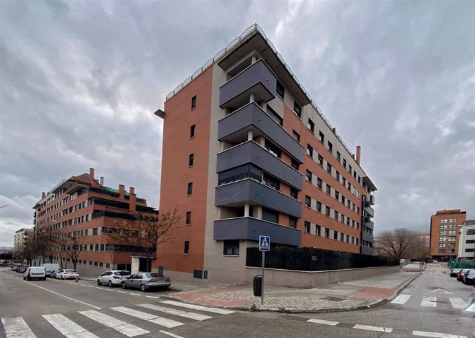 Un edificio de viviendas de Madrid en un momento en el que la demanda de hipotecas sufre su mayor caída desde 2013 por malas expectativas y cambios regulatorios, en Madrid a 24 de enero de 2020.