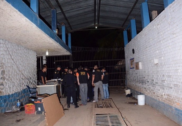 Agentes y miembros del Ministerio Público en una cárcel de Guatemala.