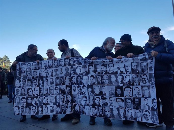 Colectivos memorialistas y Más Madrid recitan versos de Miguel Hernández ante el Palacio de Cibeles