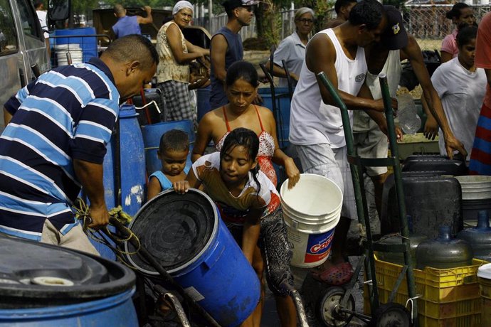 Familias recogen agua en Venezuela