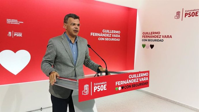 El portavoz del PSOE extremeño, Juan Antonio González, en rueda de prensa