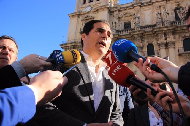 El portavoz del grupo parlamentario popular andaluz, José Antonio Nieto, atiende a los medios durante la concentración en Jaén por precios justos para el aceite