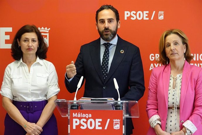 El portavoz municipal del PSOE, Daniel Pérez, junto con las concejalas socialistas Rosa del Mar Rodríguez y Begoña Medina