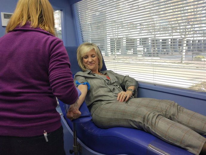 La consejera de Sanidad de Castilla y León, Verónica Casado, se dispone a donar sangre en la unidad móvil del Centro de Hemoterapia y Hemodonación (Chemcyl).