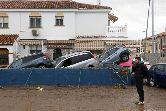 Coches amontonados en una calle de Campanillas tras la tormenta.