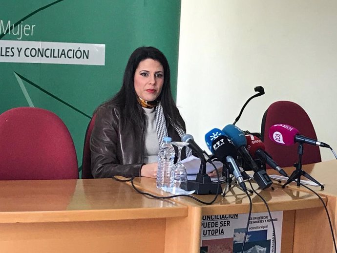 La asesora de programa del IAM en Málaga, María Encarnación Santiago, en rueda de prensa