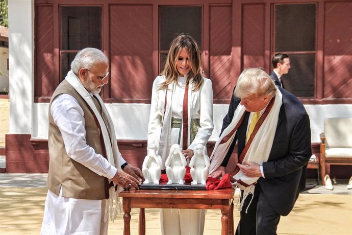 Donald y Melania Trump a su llegada a India junto al primer ministro, Narendra Modi.