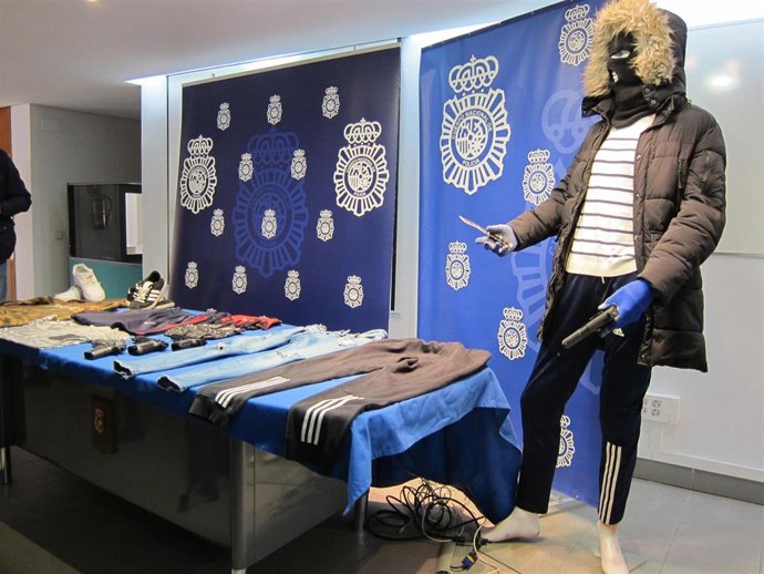 Parte del material incautado a los cinco miembros de una organización criminal dedicada a cometer atracos con violencia en Murcia