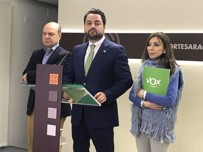 Santiago Morón, David Arranz y Marta Fernández, diputados de Vox en las Cortes de Aragón