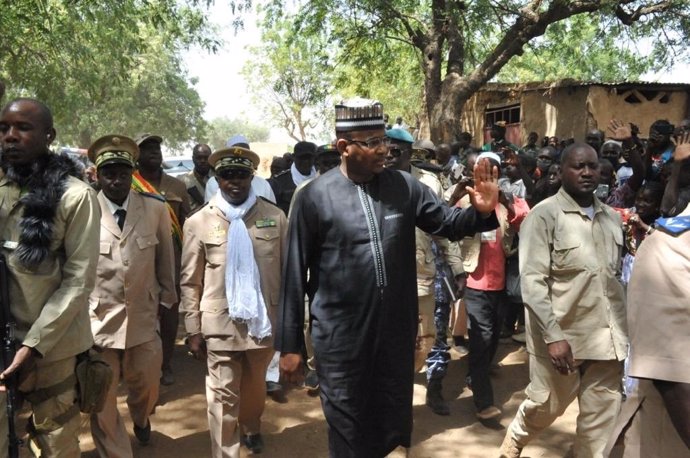 El primer ministro de Malí, Boubuo Cissé, durante una visita a la región de Mopti