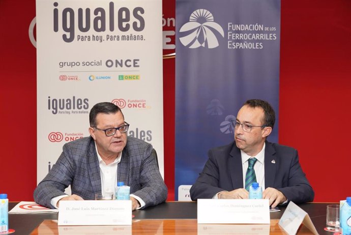 Acuerdo suscrito entre el director general de Fundación ONCE, José Luis Martínez Donoso, y el director gerente de la Fundación de los Ferrocarriles Españoles, José Carlos Domínguez