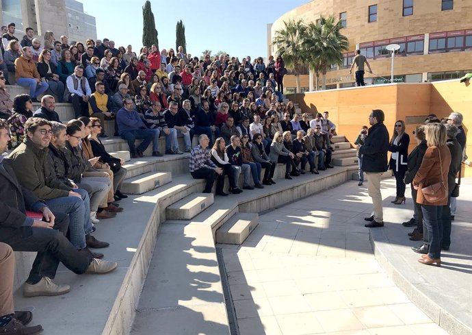 Concentración de la comunidad universitaria de la UJA en apoyo al sector del olivar