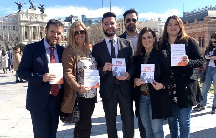 Zafra reparte folletos en la zona de Atocha contra la subida de impuestos
