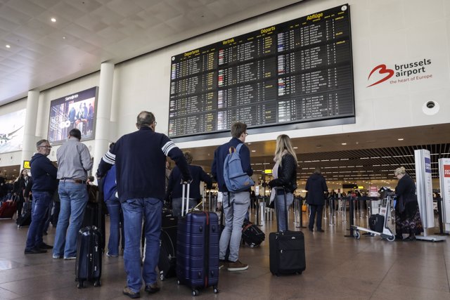 16 May 2019, Belgium, Brussels: Travellers look at an information screen showing cancelled and delayed
flights at Brussels national airport. Photo: Thierry Roge/BELGA/dpa