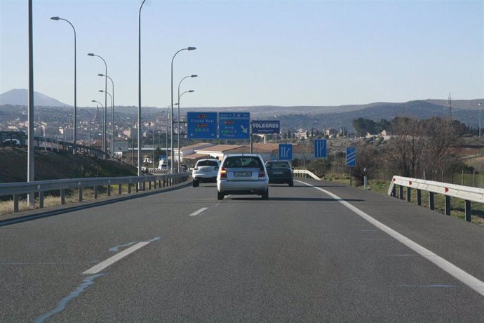 Vehículos circulan por una carretera