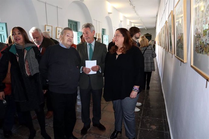 Navajas (dcha.) visita la exposición homenaje a Tomás Egea
