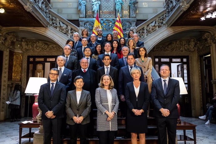 Foto de familia de la vicepresidenta tercera del Gobierno, Nadia Calviño (3i) junto a miembros de empresas digitales, después de reunirse con motivo del Tech Spirit en la Delegación del Gobierno, en Barcelona (España), a 24 de febrero de 2020.