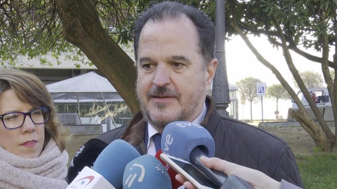Carlos Iturgaiz atiende a los medios informativos en Getxo, un día después de ser propuesto candidato a lehendakari por 'Génova'