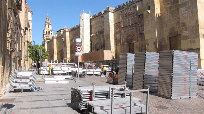 Montaje de palcos de Semana Santa en el entorno de la Mezquita en imagen de archivo