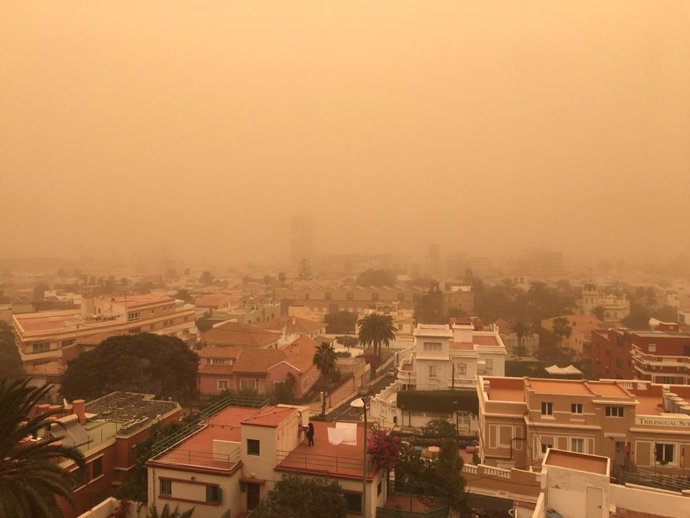 El episodio de calima "poco común" vivido en Canarias va remitiendo y finalizará