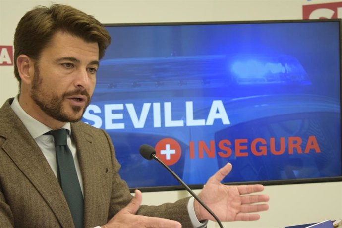 El portavoz del Grupo Popular en Sevilla, Beltrán Pérez, en rueda de prensa