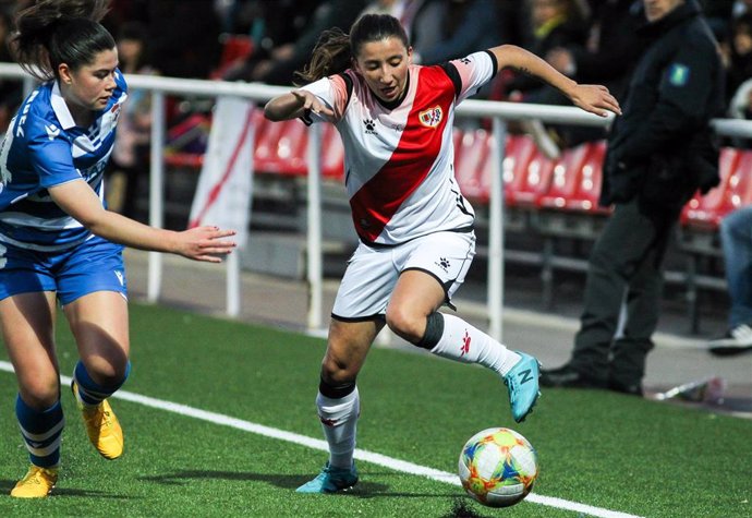 Sheila García intenta marcharse de una rival en el Rayo Vallecano-Deportivo ABANCA de la Primera Ibedrola 2019-2020