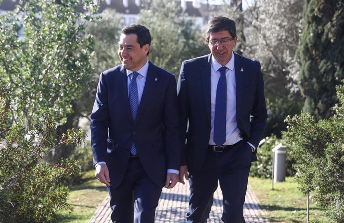 El presidente de la Junta, Juanma Moreno, junto al vicepresidente, Juan Marín, en Coria del Río (Sevilla).
