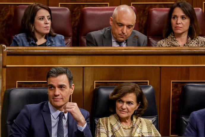 El presidente del Gobierno, Pedro Sánchez, y la vicepresidenta Carmen Calvo durante una sesión del Pleno en el Congreso