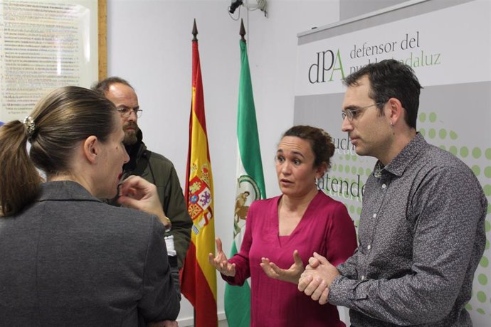 El portavoz de Adelante Andalucía, Toni Valero, en una atención a medios junto a la diputada de Adelante Ana Naranjo antes de un encuentro con el Defensor del Pueblo Andaluz, Jesús Maeztu.