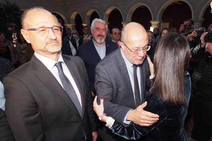 El vicepresidente de Castilla y León, Francisco Igea, saluda a Inés Arrimadas, junto al presidente de las Cortes, Luis Fuentes (izq), durante el desayuno de El Mundo.