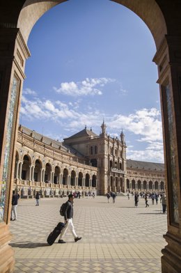 Imágenes de recurso de turistas en la Plaza de España de Sevilla (Andalucía, España), a 22 de octubre de 2019.