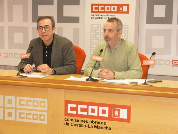 El secretario general de CCOO en Castilla-La Mancha, Paco de la Rosa, en rueda de prensa