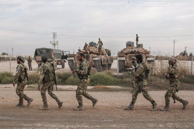 Soldados y vehículos militares de Turquía en una zona de estacionamiento para el Ejército y los rebeldes sirios a los que apoya Ankara