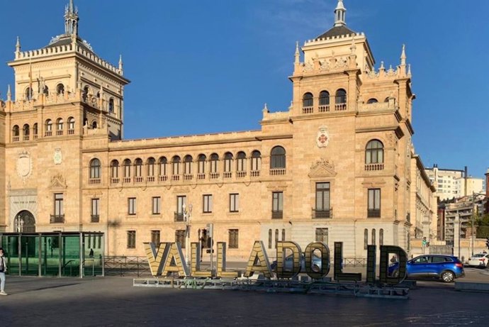 Las letras de 'Valladolid' en la plaza de Zorrilla.