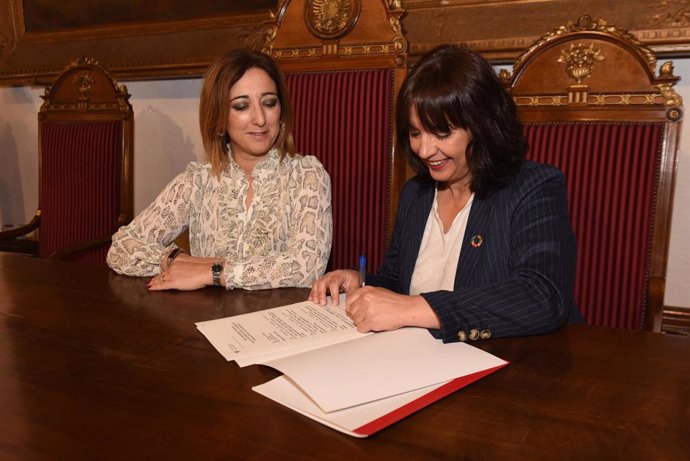 Imagen de la firma del convenio entre la Diputación y la Universidad de Granada