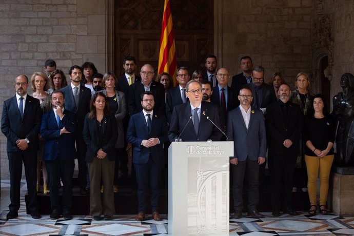 El president de la Generalitat, Quim Torra, al costat de la resta del Govern després de la sentncia de l'1-O.