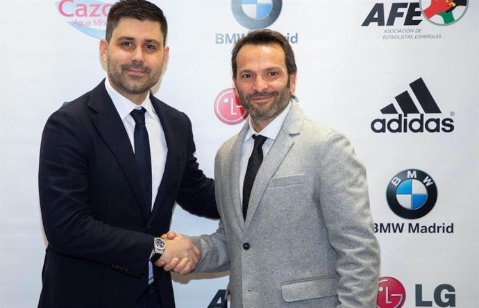 El presidente de AFE, David Aganzo, firma un acuerdo con Podoactiva para que la empresa oscense cuide de la pisada de los futbolistas