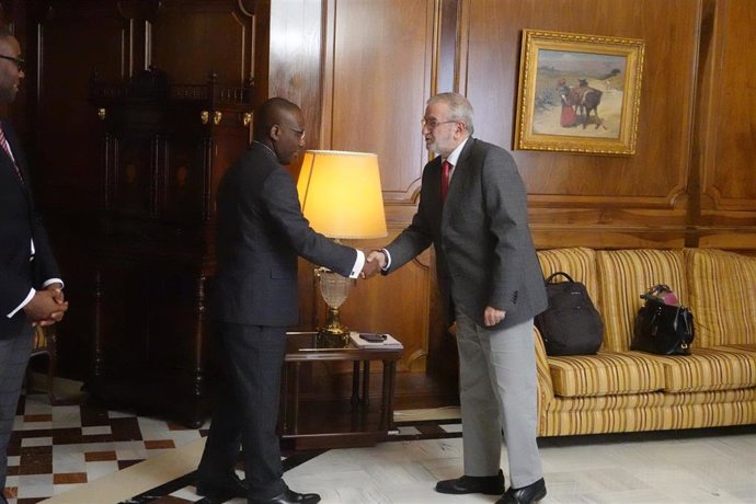 El embajador de Haití en España, Claude Joseph, y el presidente de la Asamblea regional, Alberto Castillo