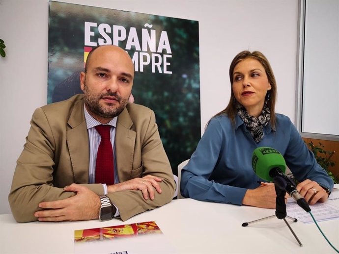Los concejales de Vox en Sevilla, Gonzalo García de Polavieja y Cristina Peláez