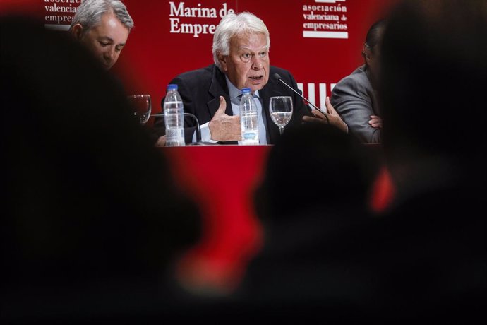 El exvicepresidente del Gobierno, Felipe González clausura la conferencia de la Asamblea General de la Asociación Valenciana de Empresarios (AVE) en el Auditorio Paco Pons EDEM, en la Marina de Valencia (España), a 24 de febrero de 2020.