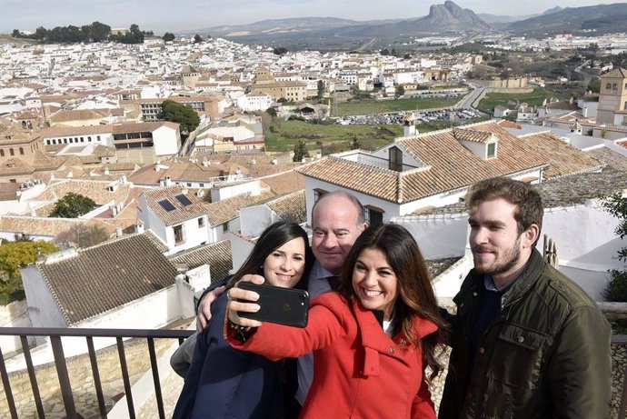 La delegada de Turismo, Nuria Rodríguez, hace una autofoto con Antequera, nuevo Municipio Turístico de Andalucía, de fondo.