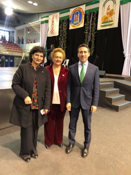 Los diputados con la presidenta de Fecacv, Purificación Torres