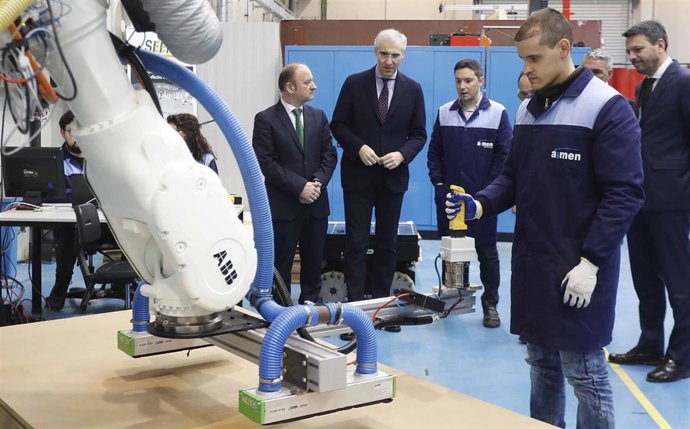 El conselleiro de Economía, Emprego e Industria, Francisco Conde, visita el Centro de Aplicaciones Láser de Aimen.