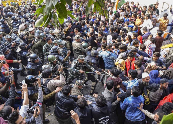 India.-Al menos dos muertos y 20 heridos en enfrentamientos entre defensores y c