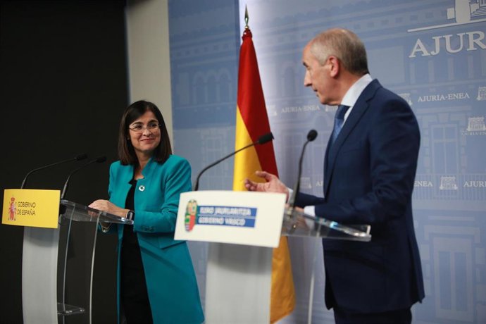 El consejero de Gobernanza Pública y Autogobierno y portavoz del Gobierno vasco, Josu Erkoreka, y la ministra de Política Territorial y Función Pública, Carolina Darias,  durante la rueda de prensa tras su reunión convocada en Vitoria/ Euskadi (España) 
