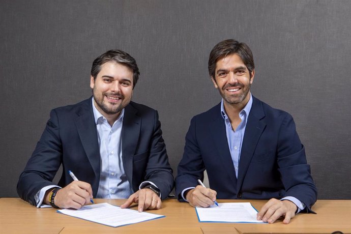 Borja Oria (derecha), Managing Partner de Banca de Inversión de Arcano Partners y Joaquín Durán (izquierda), Fundador y Partner de BlueBull, firrman el acuerdo de integración de BlueBull en Arcano