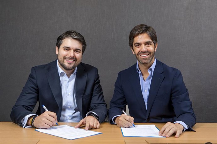 Borja Oria (derecha), Managing Partner de Banca de Inversión de Arcano Partners y Joaquín Durán (izquierda), Fundador y Partner de BlueBull, firrman el acuerdo de integración de BlueBull en Arcano
