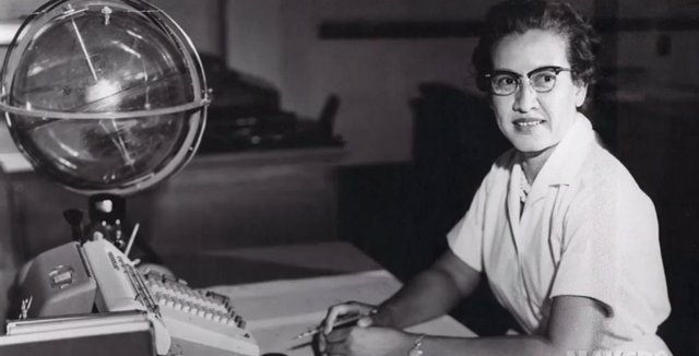 La matemática de investigación de la NASA Katherine Johnson, fotografiada en su escritorio en el Centro de Investigación Langley en Hampton, Virginia
